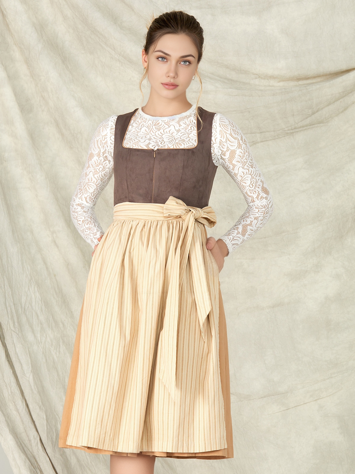 Dirndl in Braun mit femininem Schnitt