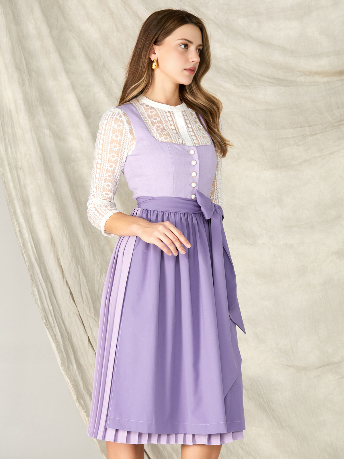 Dirndl in Lila – ein moderner Trachtenlook