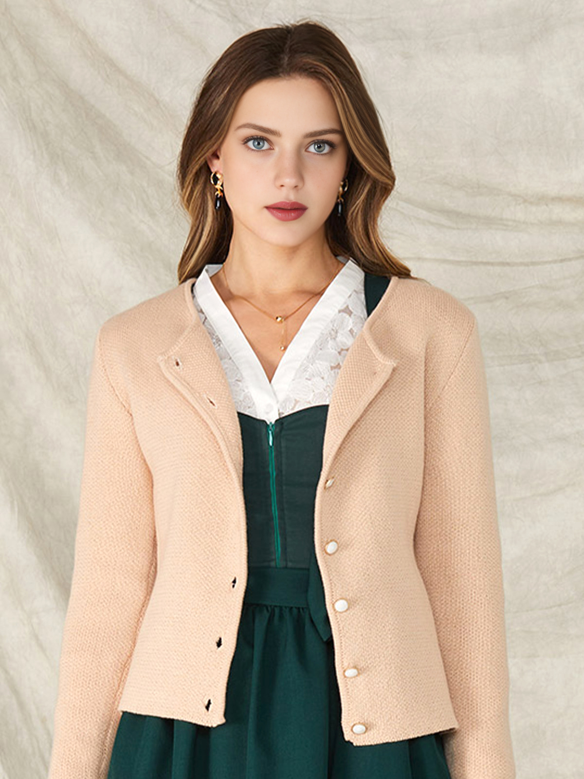 Ein klassisches braunes Dirndl mit raffinierten Details
