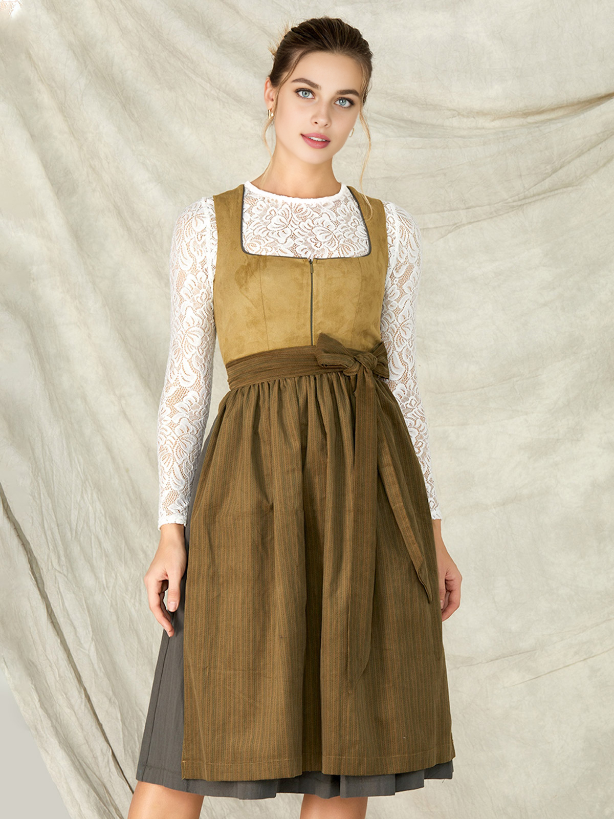 Alpenglanz Dirndl Grün in natürlicher Umgebung