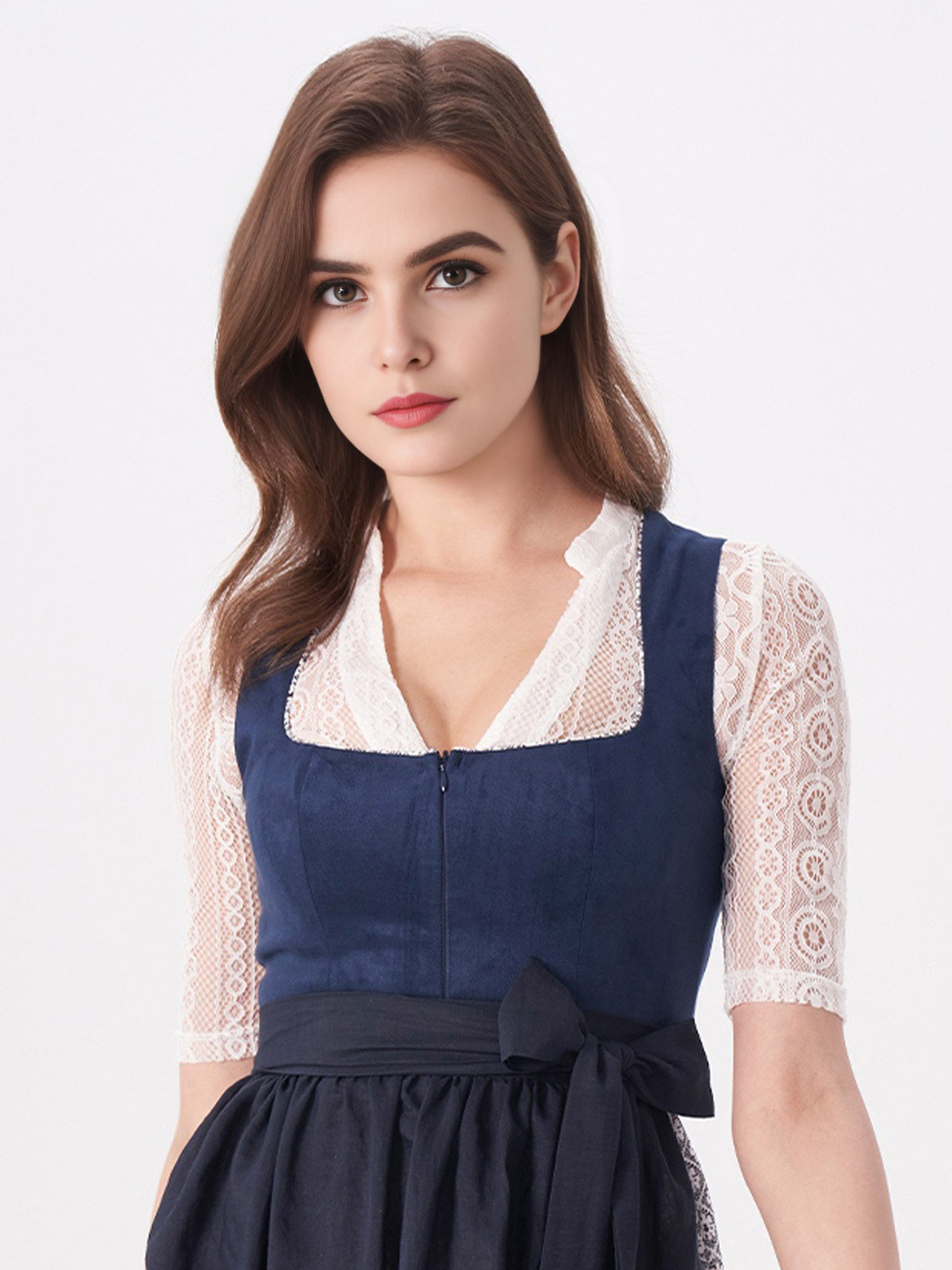 Traditionelles blaues Dirndl mit weißer Bluse