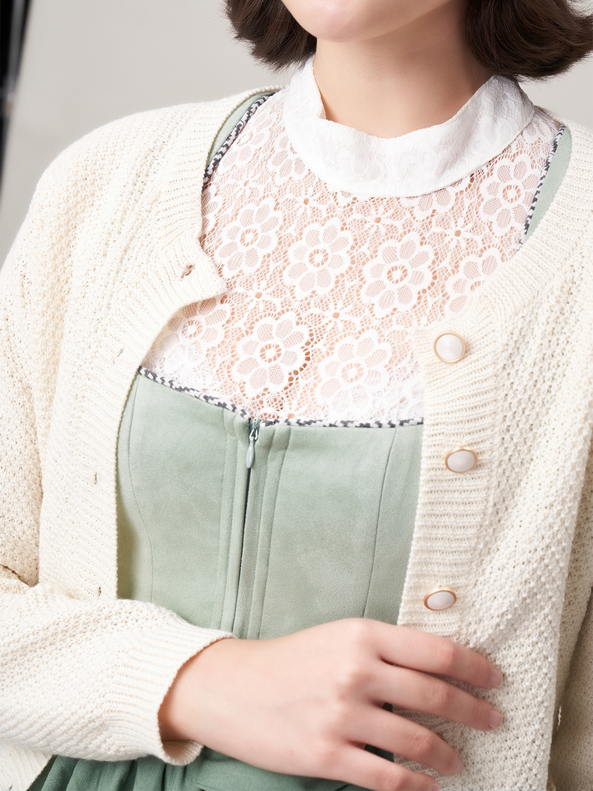 Elegantes blaues Dirndl mit Spitzenverzierungen