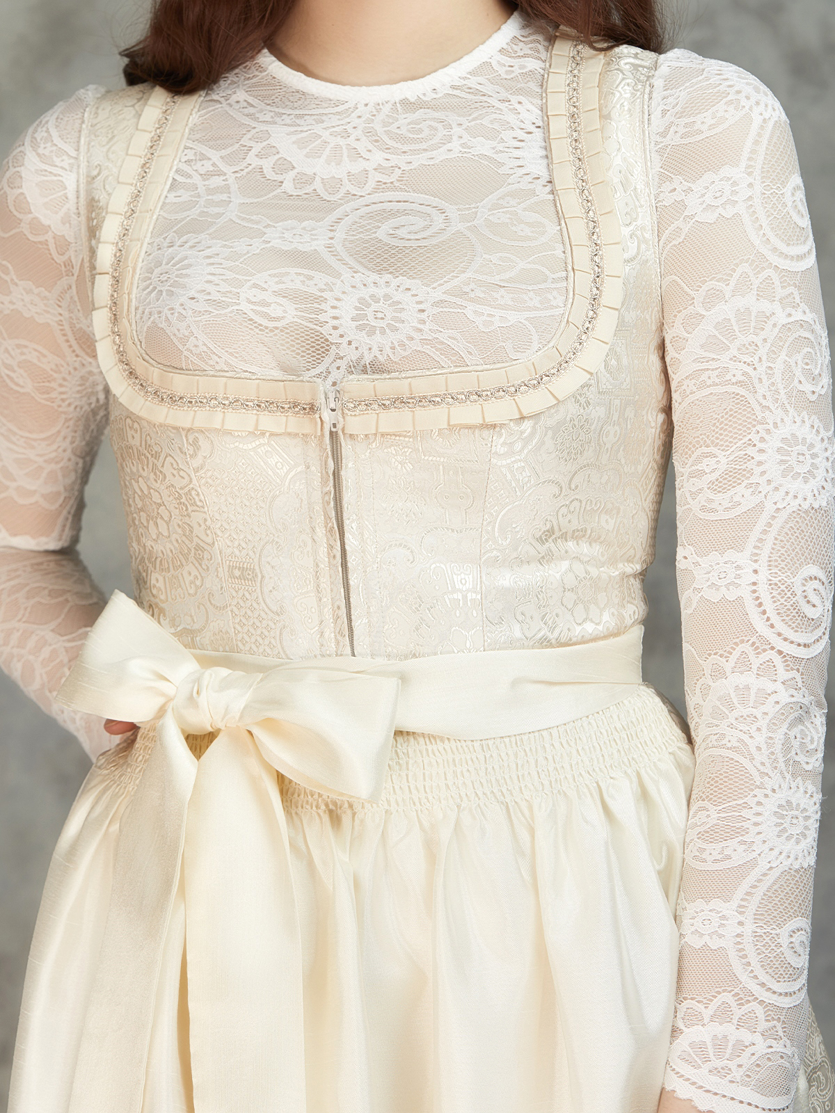 Modernes Dirndl in Weiß mit floralen Details