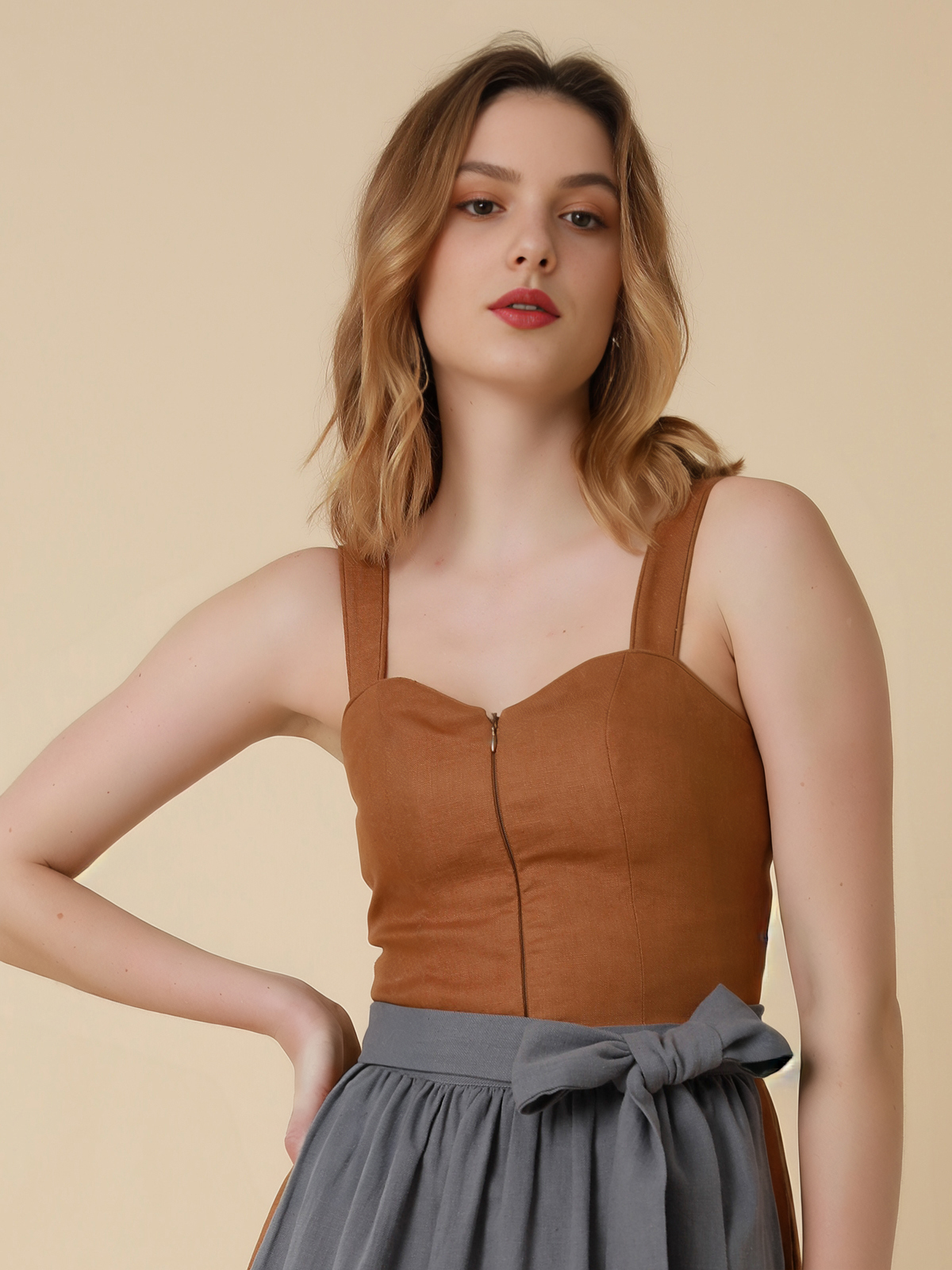 Rote Dirndl mit gelber Schürze