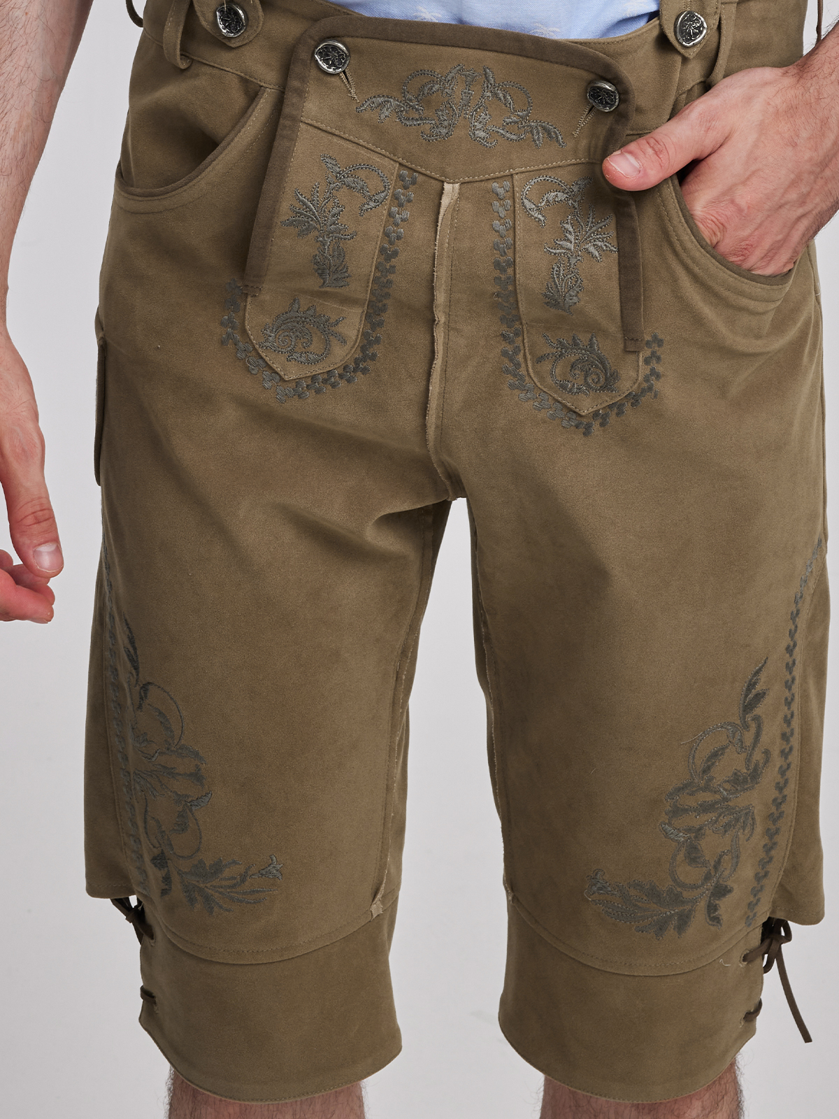 Dirndl-Stil mit Brauner Lederhose