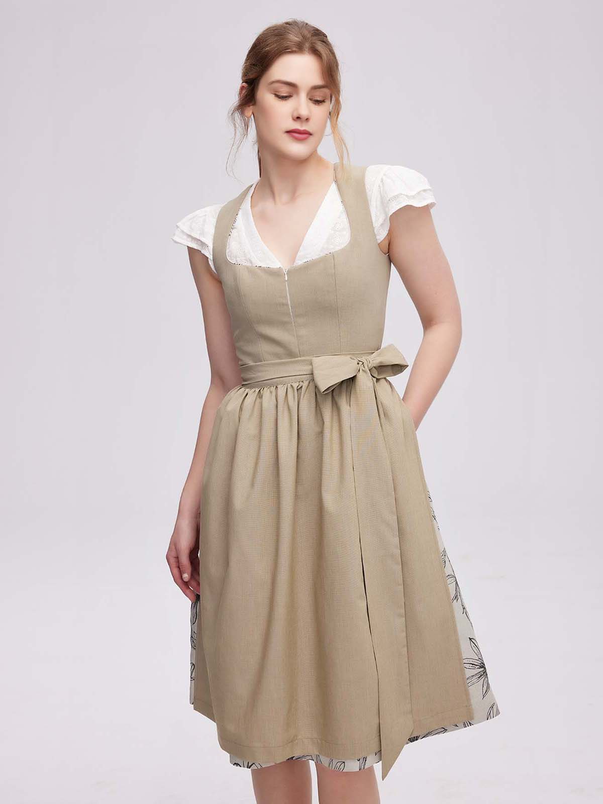 Dunkelblaues Dirndl Samt mit eleganter Bluse