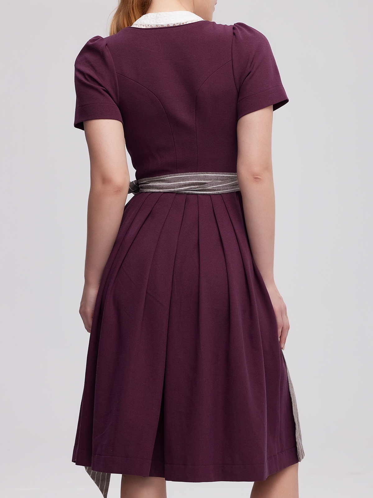 Dirndl Julia in Lila – feminin und elegant