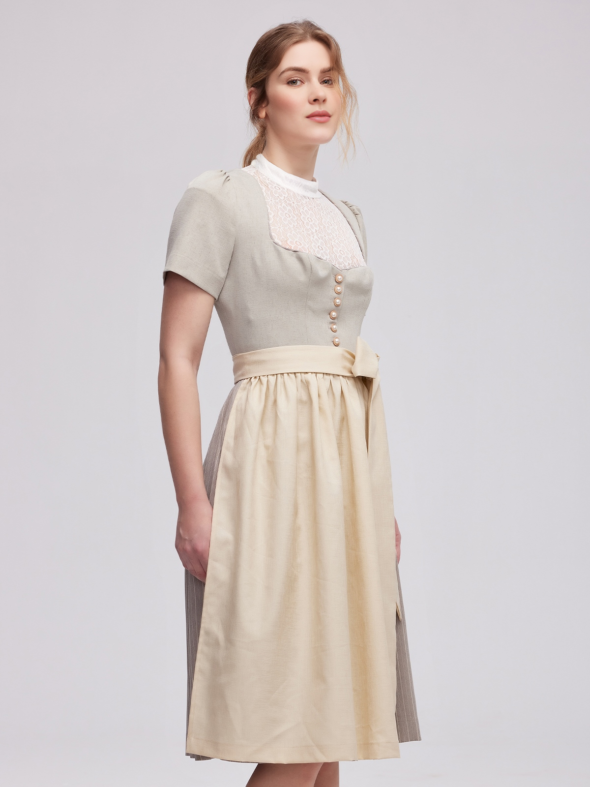 Dirndlbluse schwarz kurzarm in grauem Dirndl