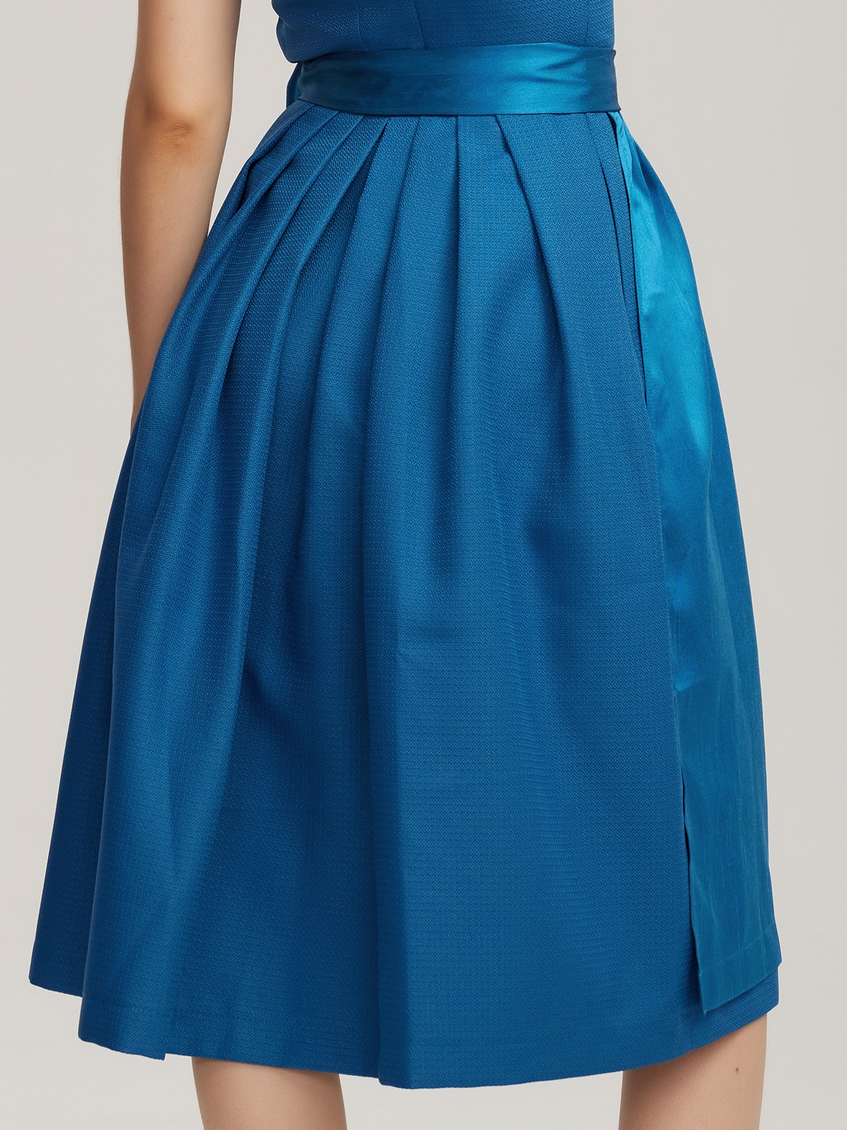 Dirndl in Blau mit floralen Details