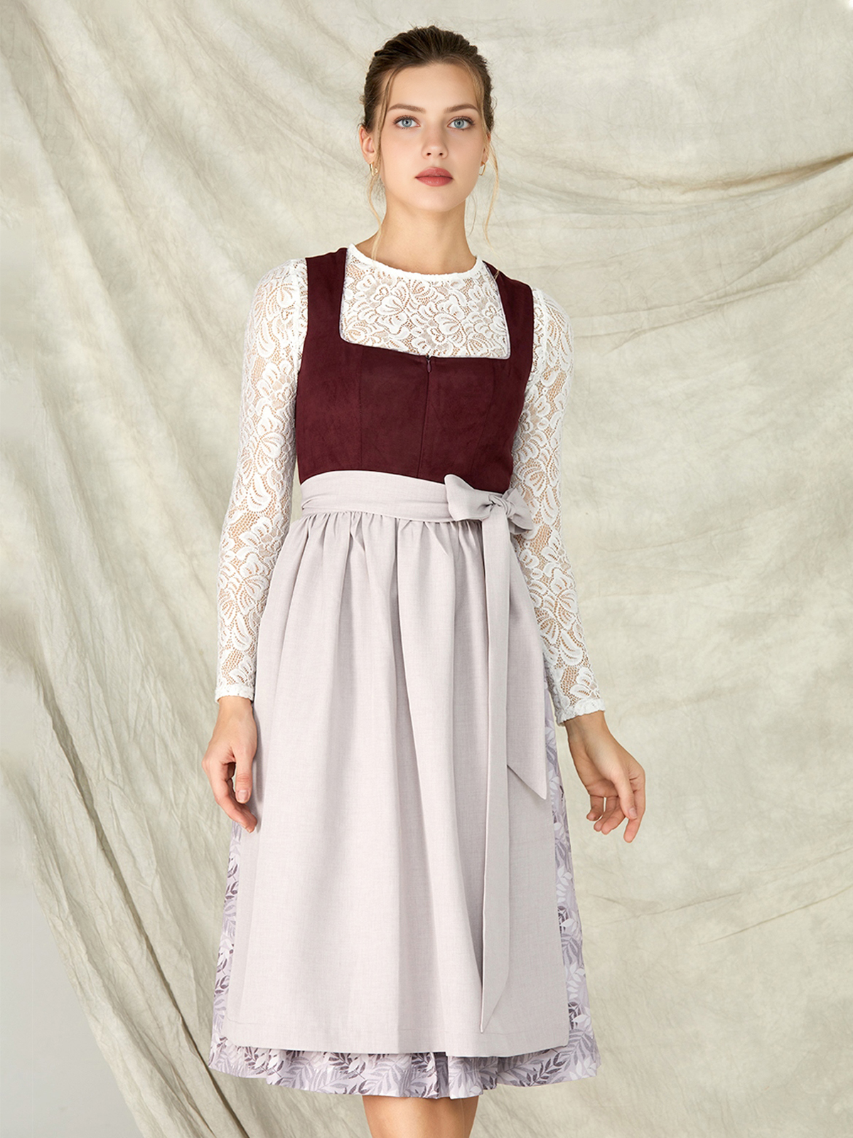 Schwarzes kurzes Dirndl mit lila Akzenten