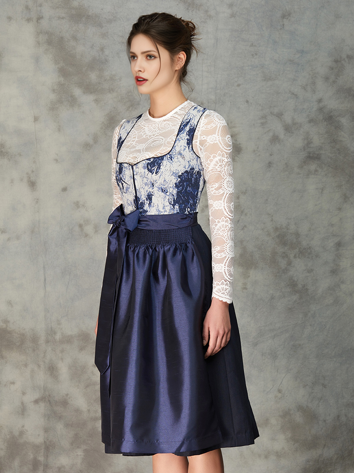 Dirndl in Blau mit Trachtenjacke