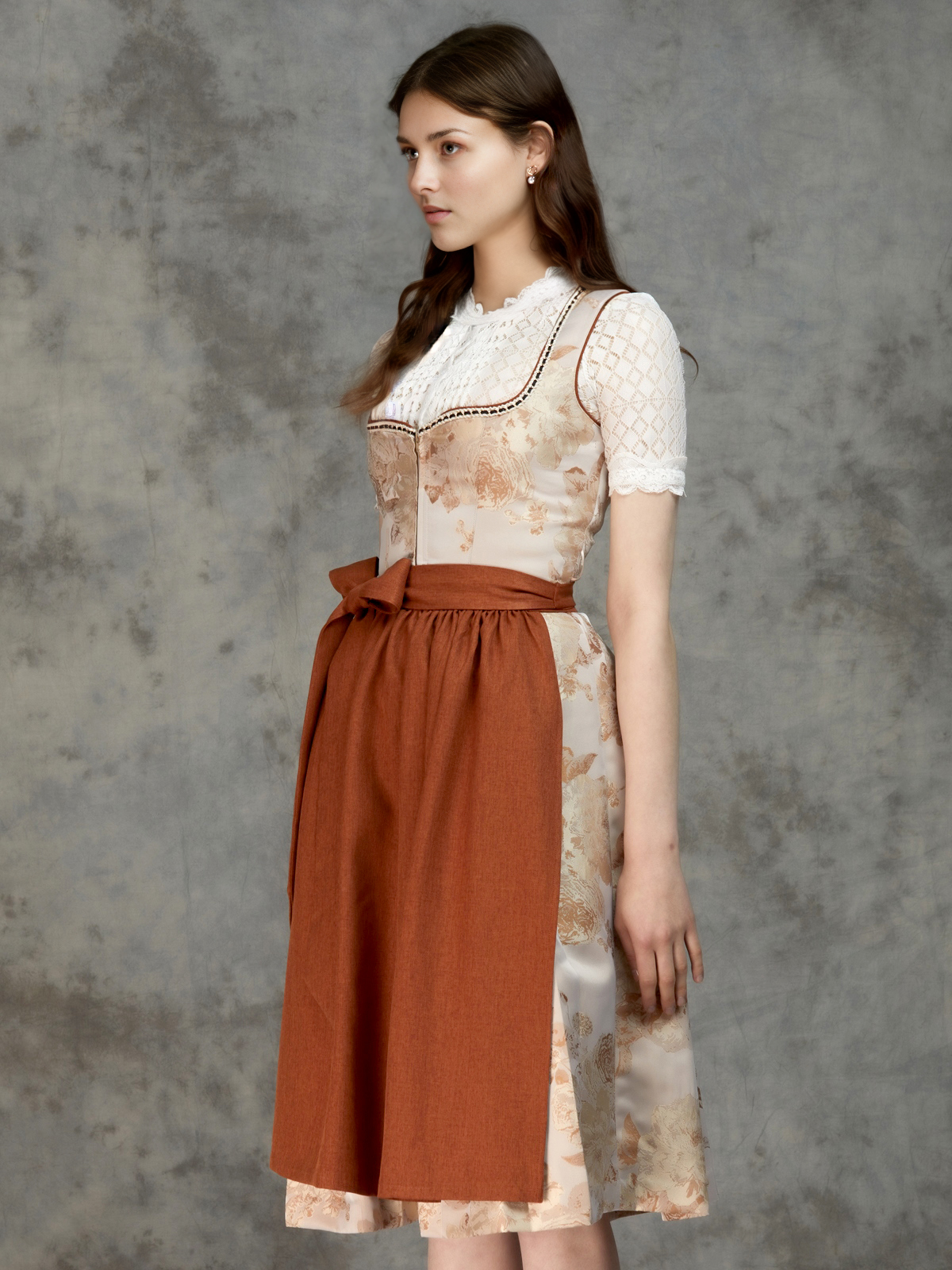 Modernes dunkelblaues Dirndl mit figurbetonter Silhouette