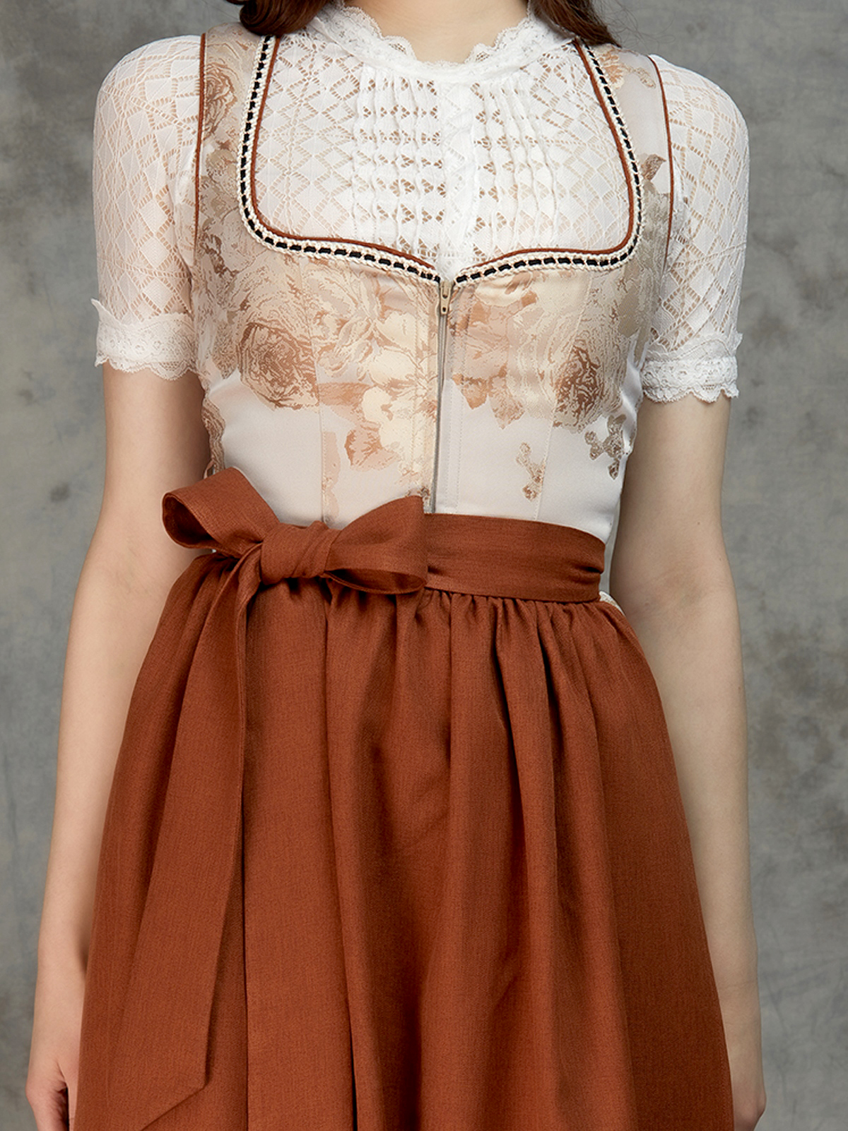 Dirndl mit langärmliger Bluse in Braun