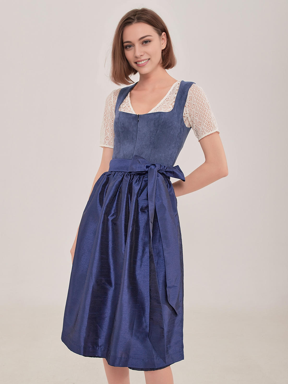 Ein dunkelrotes Samt-Dirndl mit aufwendiger Stickarbeit und schmaler Taille