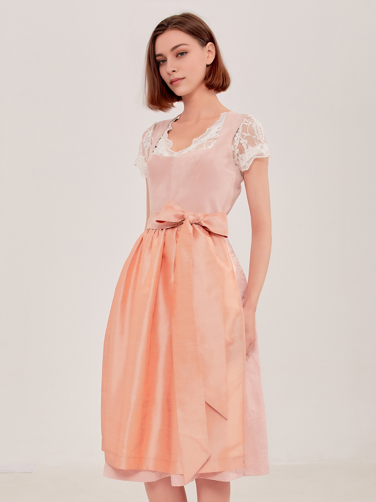 Dirndl in Rosa mit Schürze