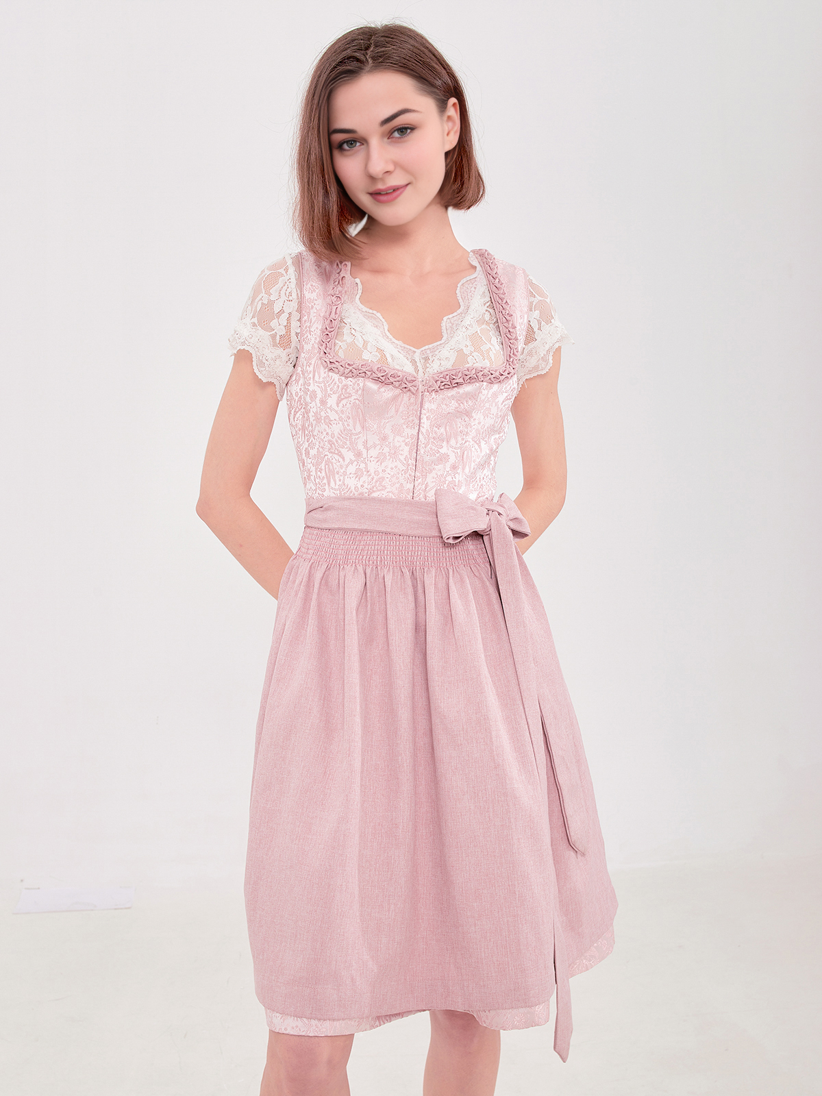 Hochgeschlossene schwarze Dirndlbluse mit rosa Dirndl