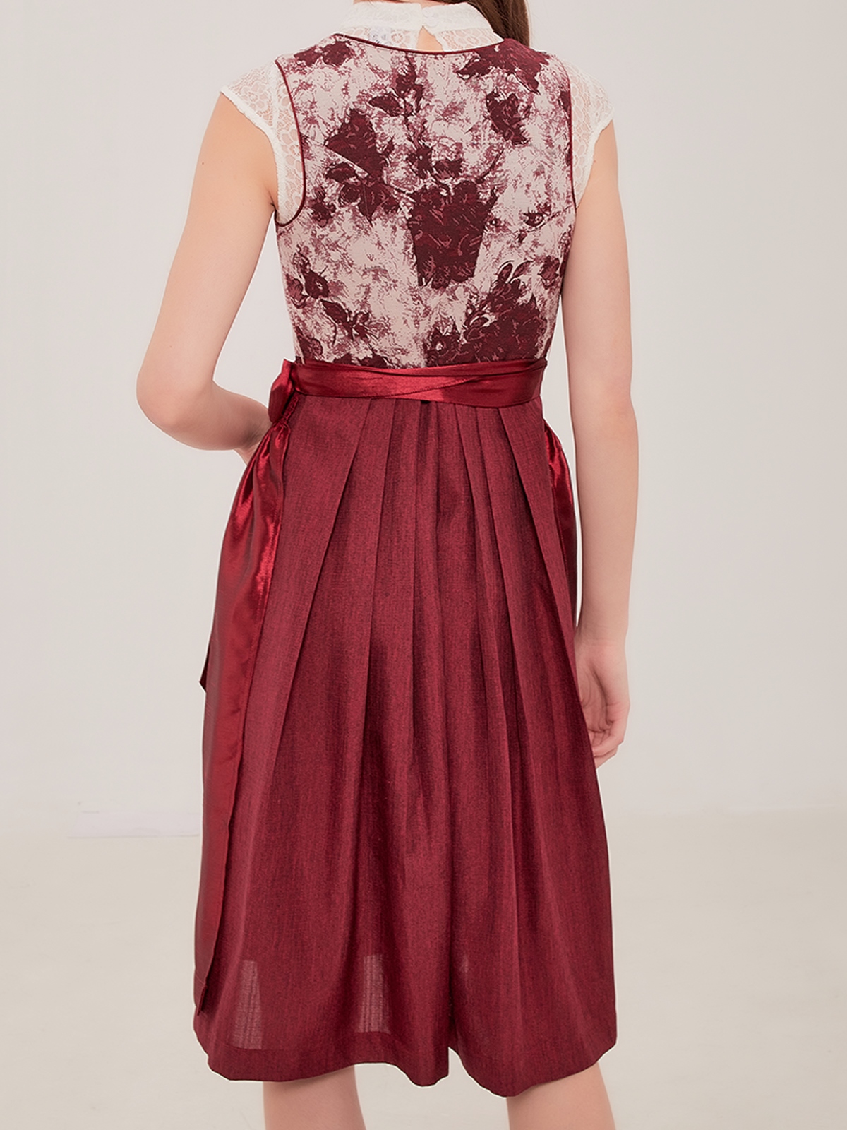 Dirndl in Rot mit eleganter Bluse