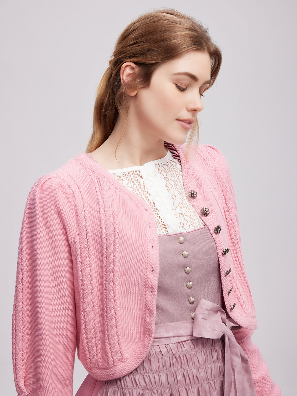 Ein elegantes rosa Dirndl mit Samt-Optik