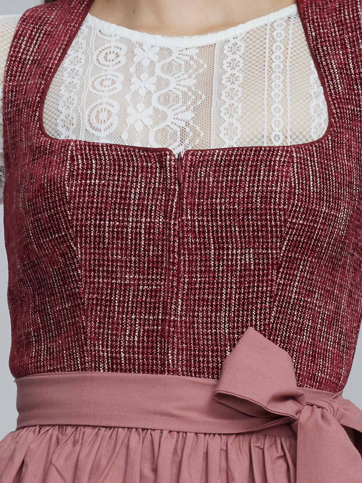 Beige Dirndl mit roter Schürze