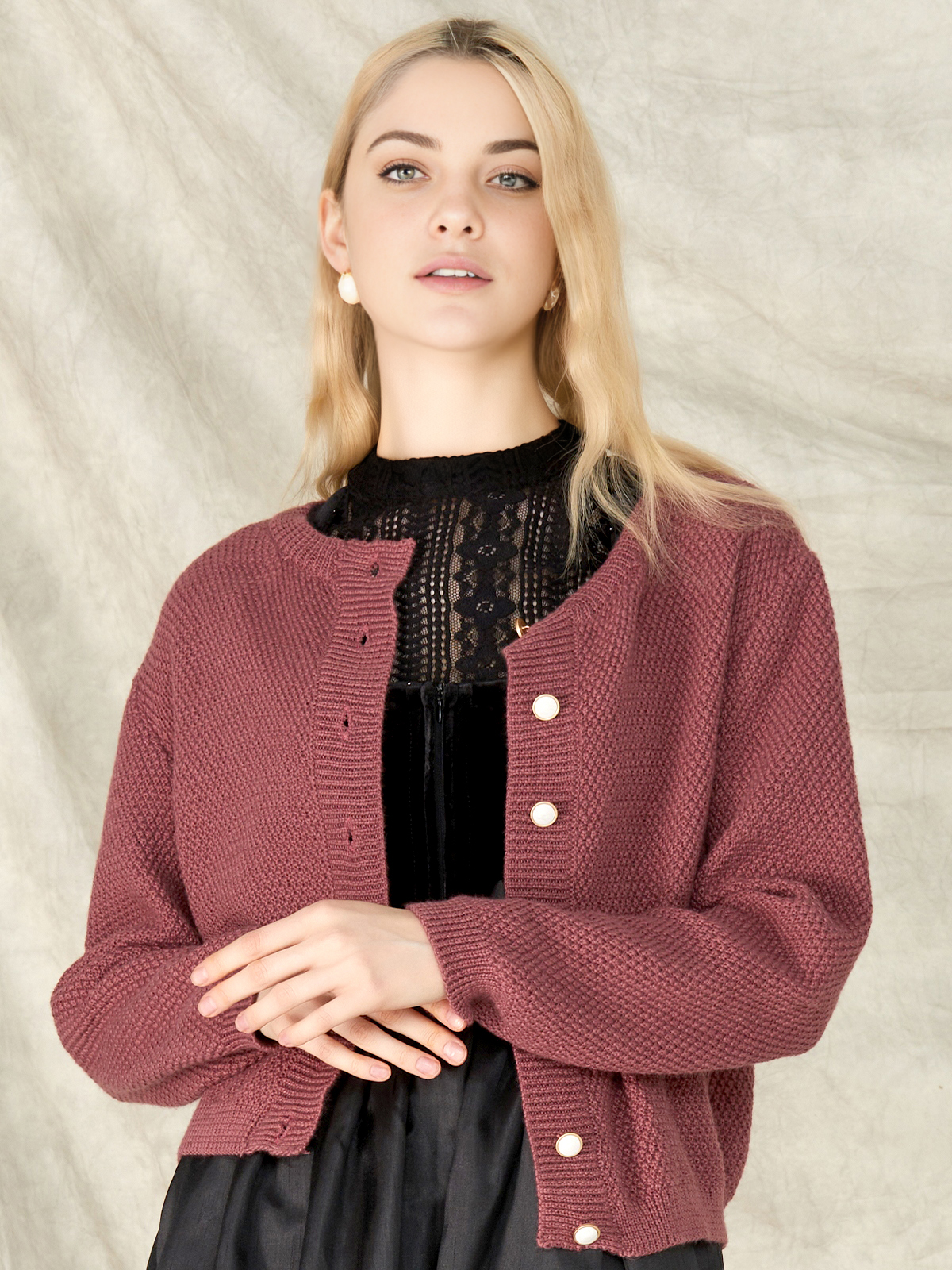 Ein stilvolles grünes Dirndl mit traditionellen Details