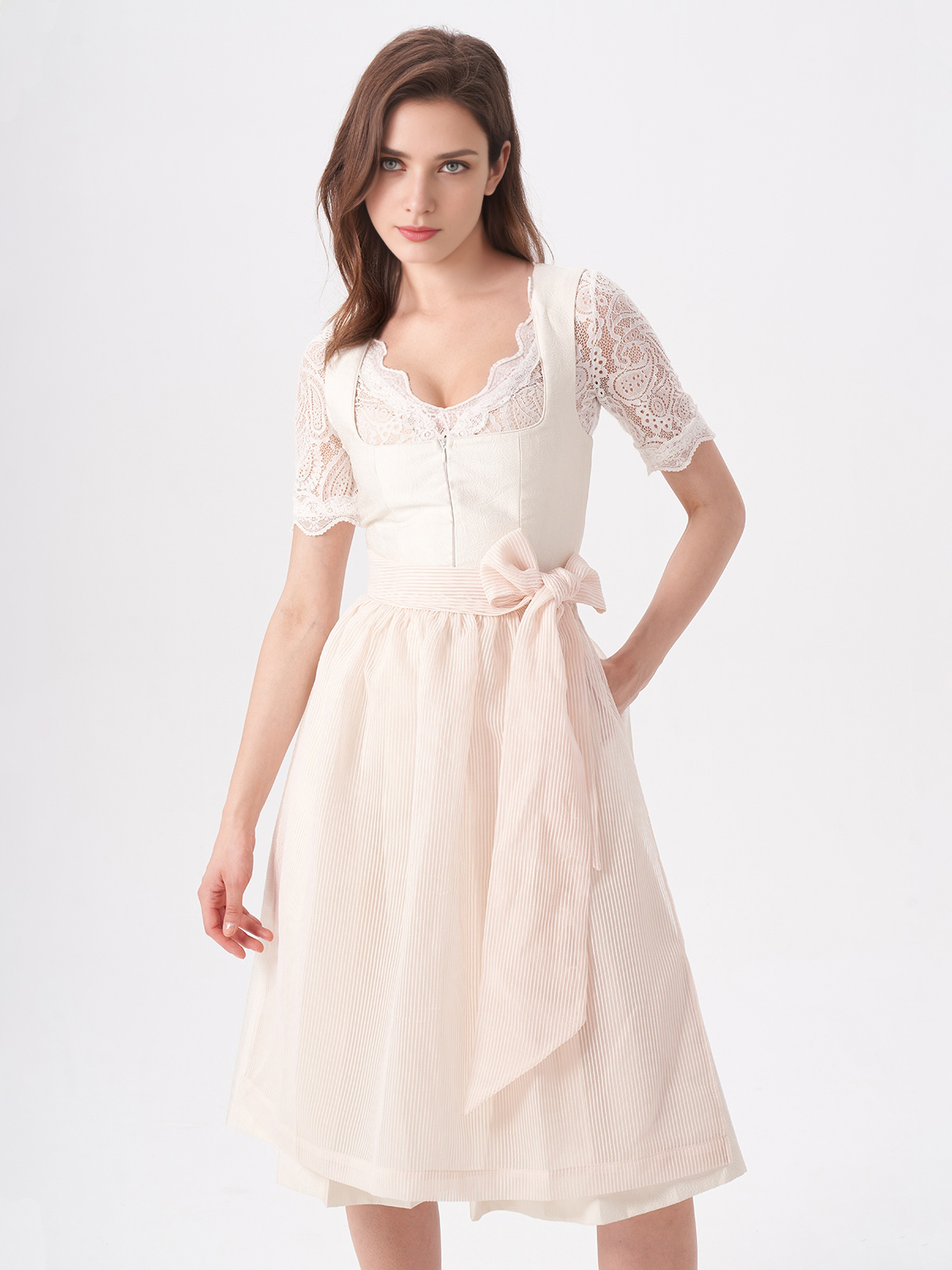 Dirndl in Beige – perfekt für jede Figur