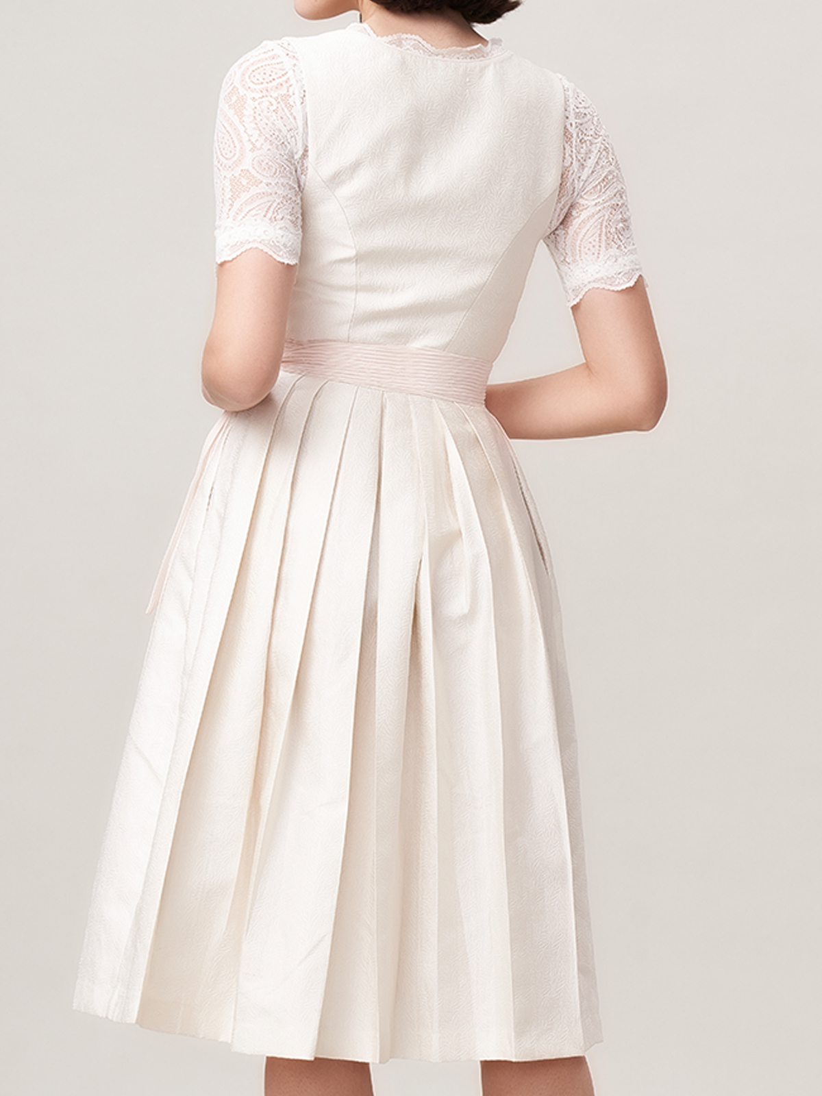 Dirndl in Beige mit modernen Accessoires