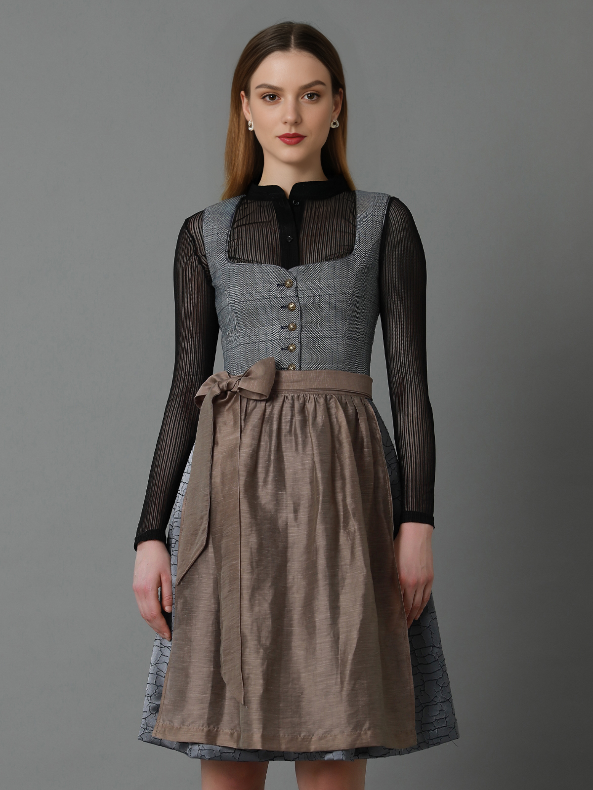 Dirndl mit Ausschnitt in Grau