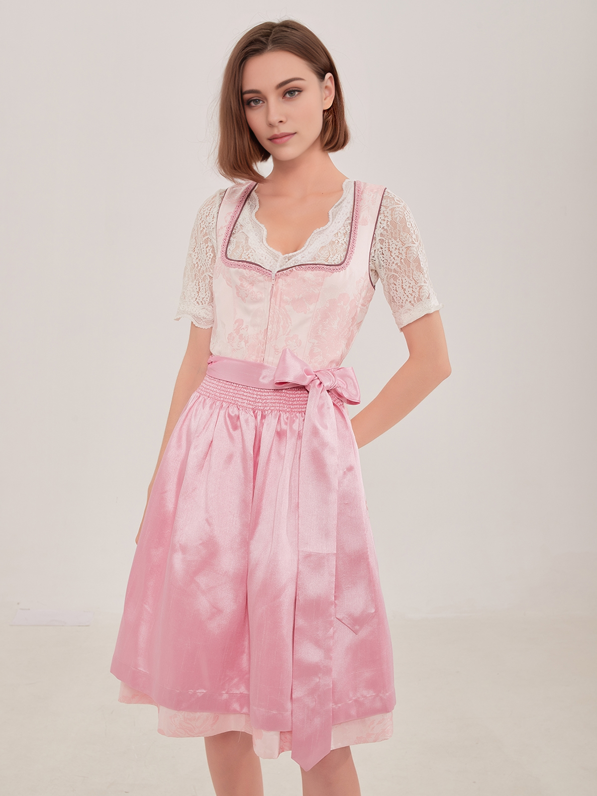 Olivgrünes Dirndl mit modernem Design