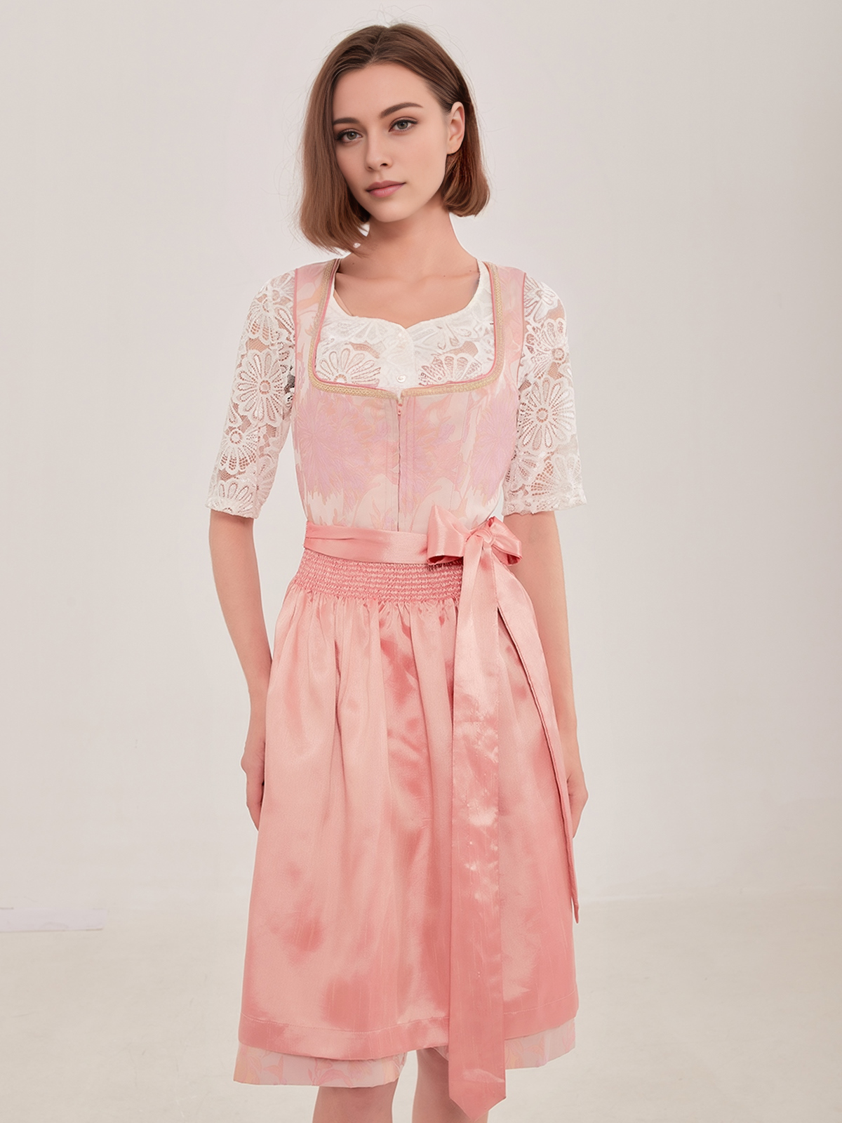 Dunkelrotes Dirndl mit floralen Details