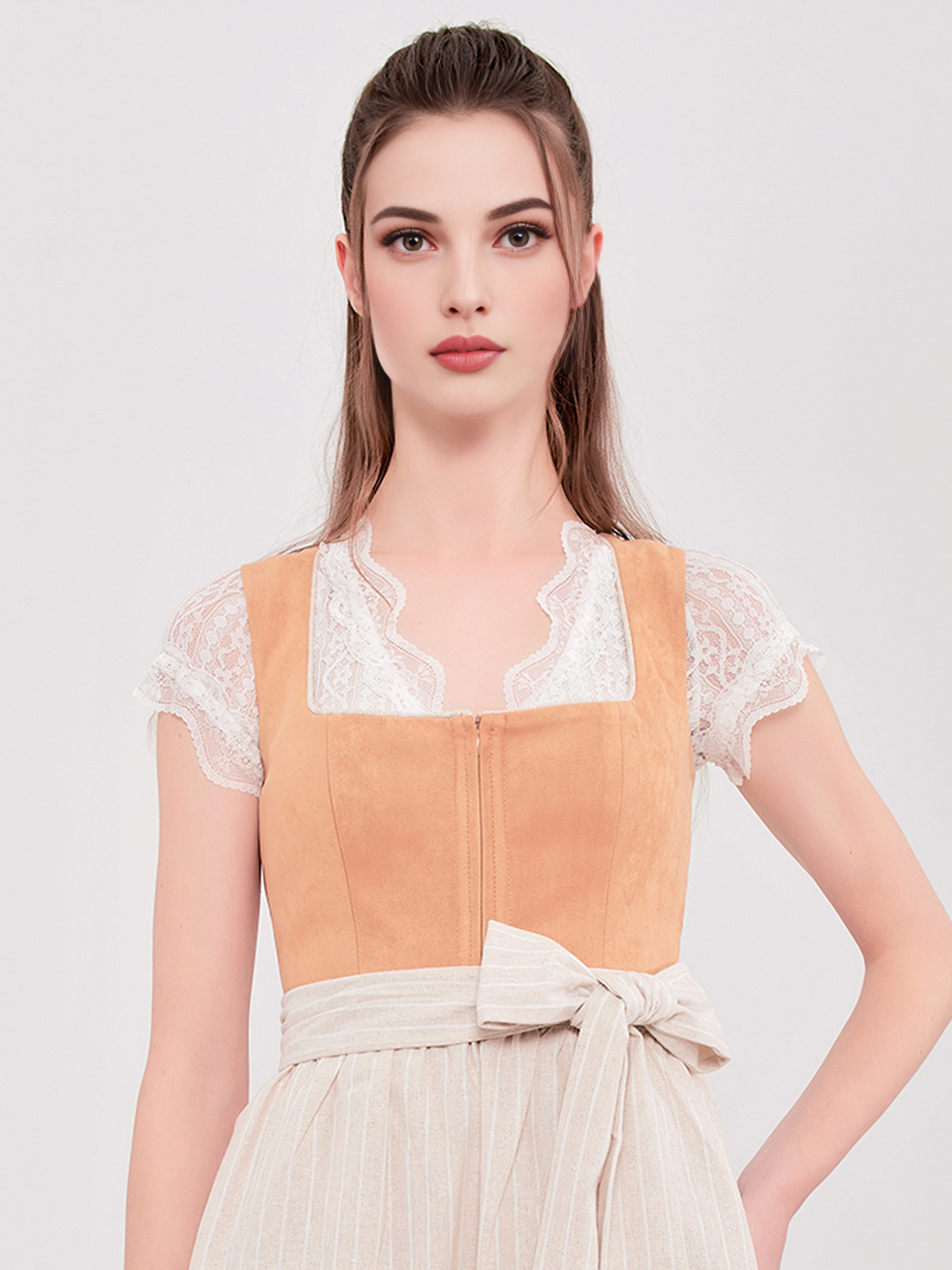 Dirndl Braun Gold – Eleganz und Tradition
