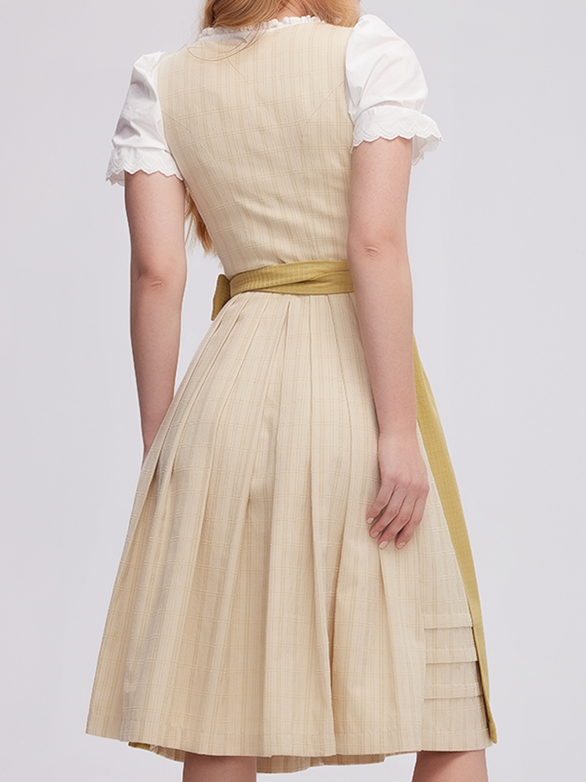 Traditionelles Dirndl in Grün mit feinen Stickereien
