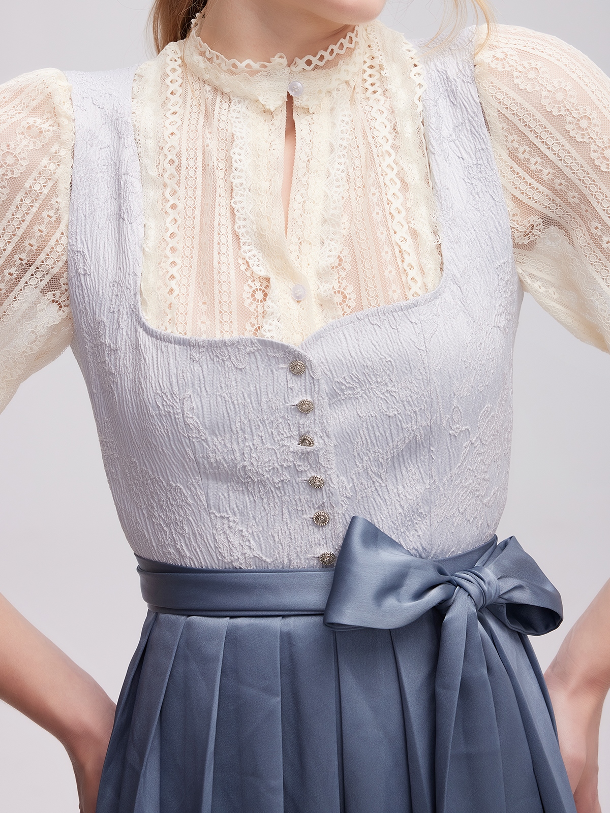 Dirndl in Blau mit traditioneller Schürze