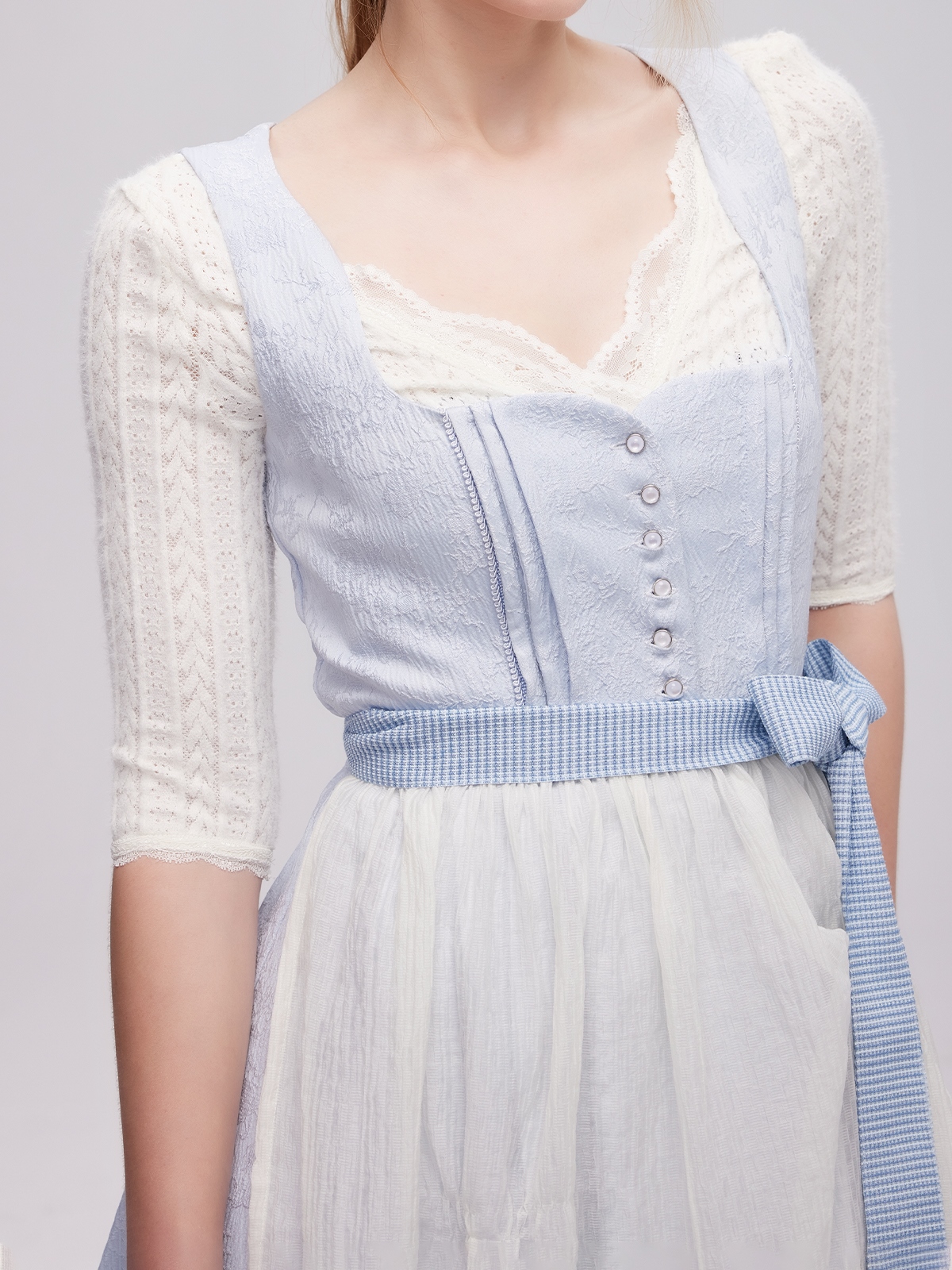 Traditionelles blaues Dirndl mit modernem Schnitt