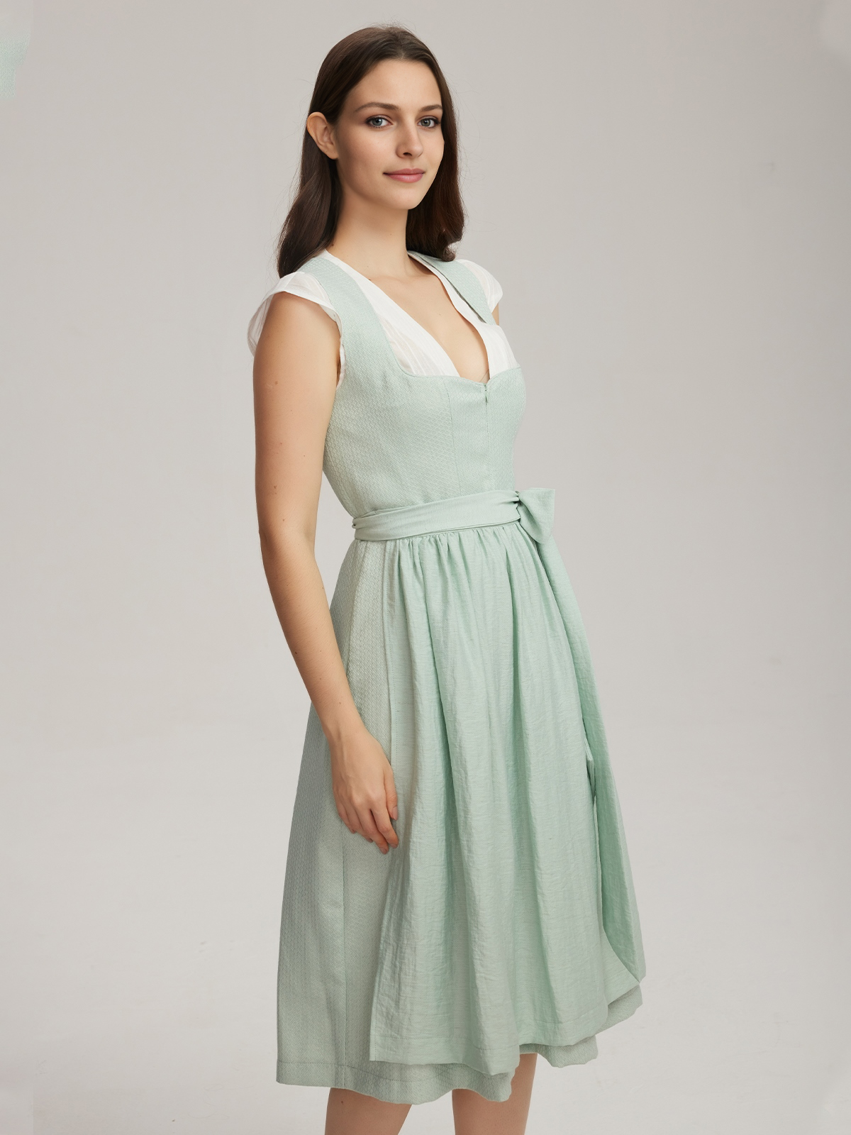 Ein elegantes midi Dirndl rot mit floralen Details