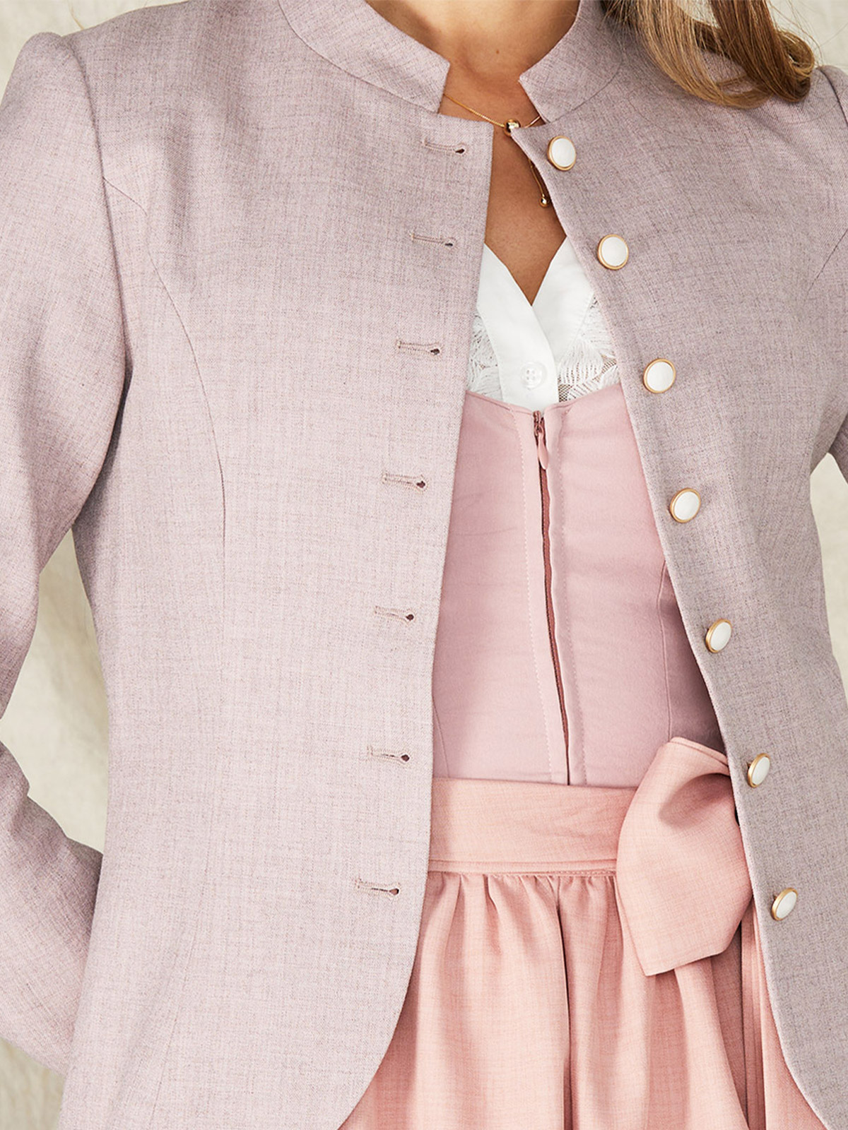 Pink Dirndl mit eleganter Bluse