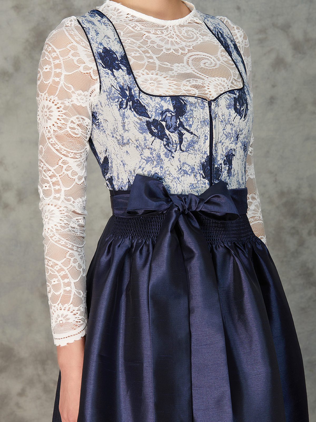 Dirndl in Rosa Samt – Eleganz pur