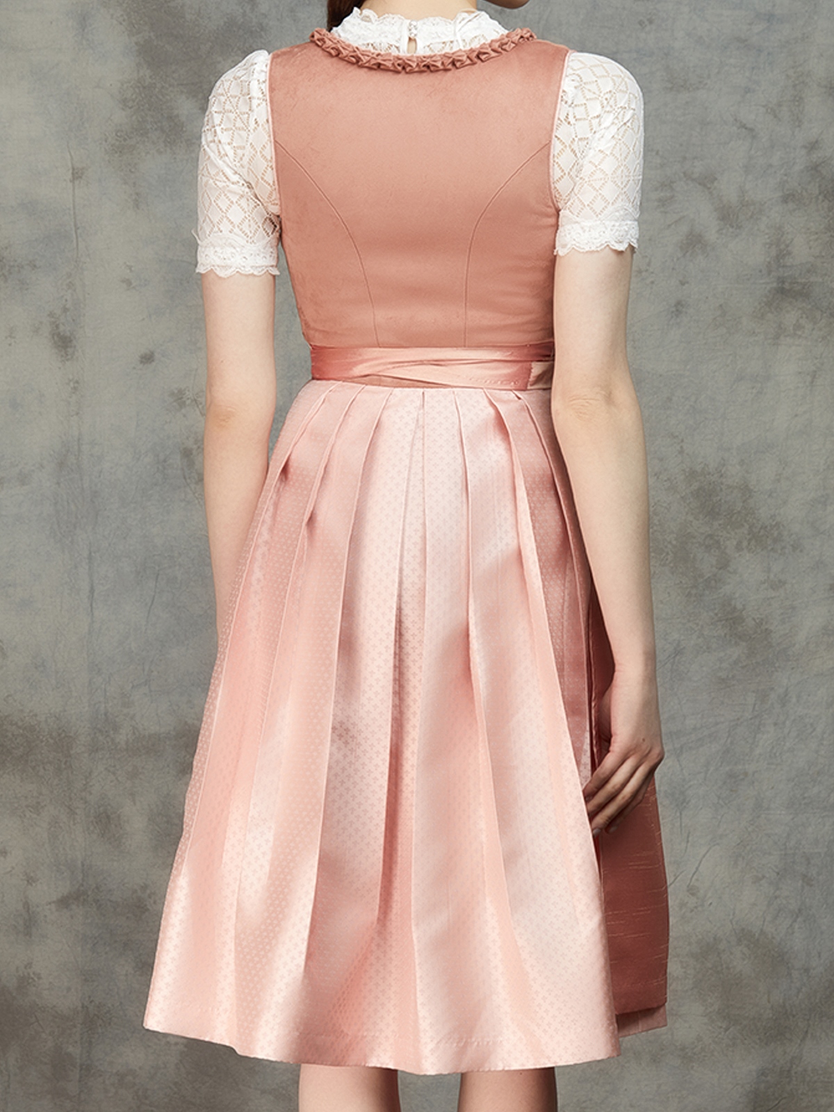 Elegantes hellgraues Dirndl mit rosa Bluse