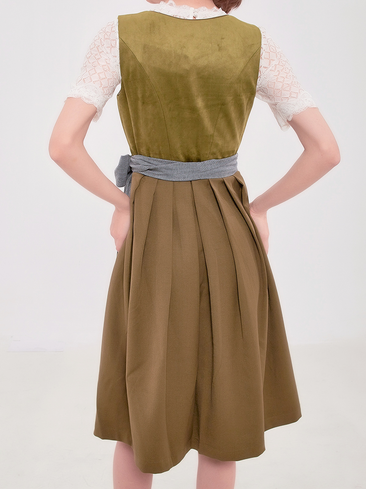 Dirndl in Grün mit Spitzenbluse