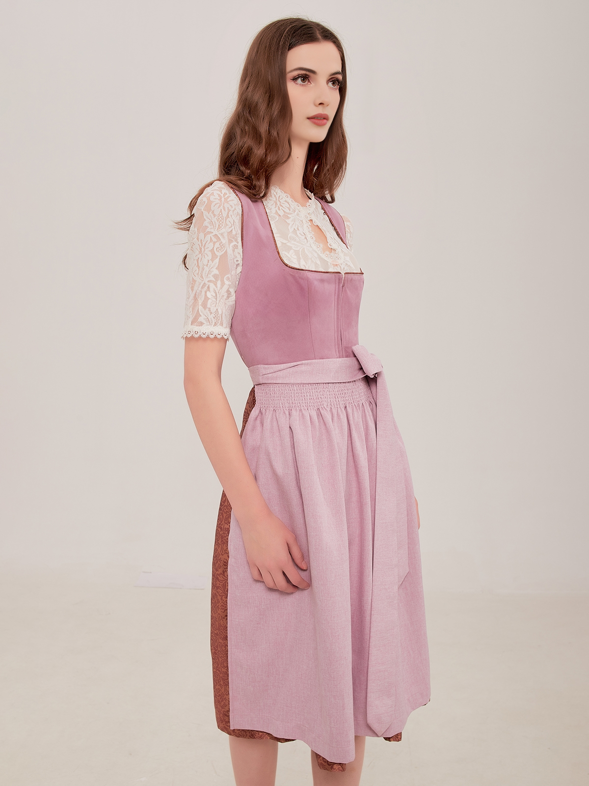 Graues Dirndl mit lila Akzenten