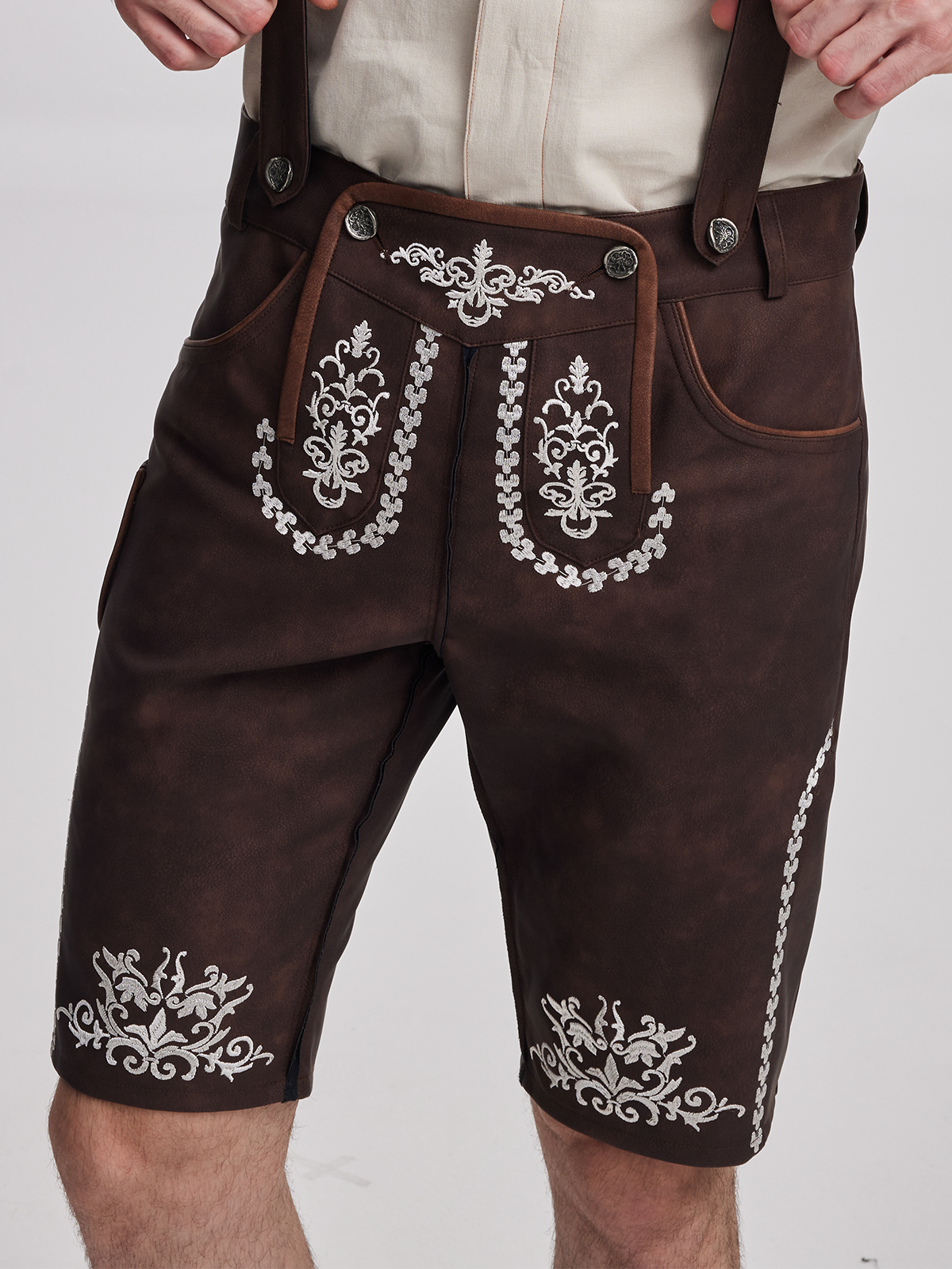 Schwarze Dirndlbluse mit traditioneller Stickerei