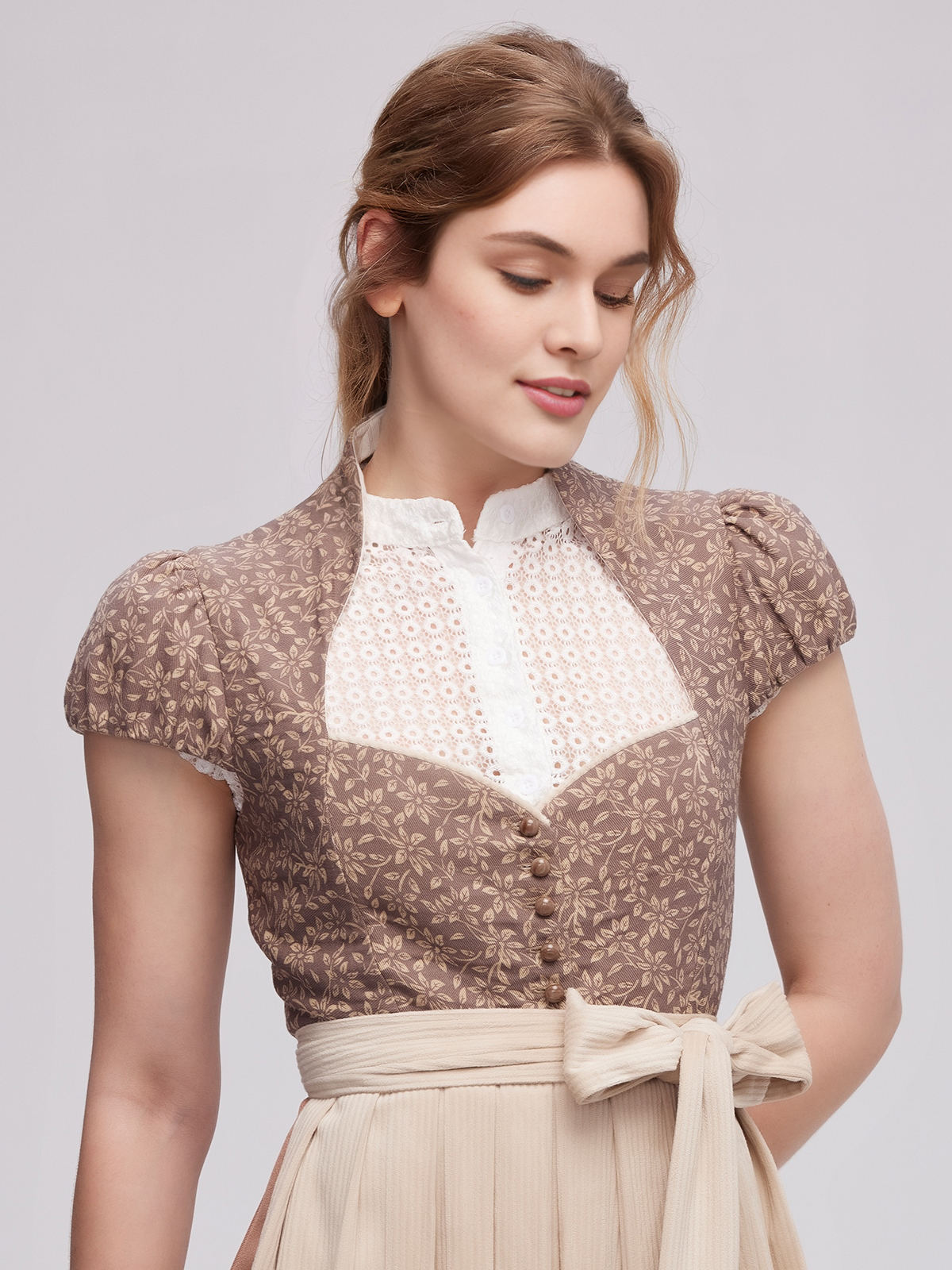 Modernes Dirndl in Braun mit eleganter Schnürung