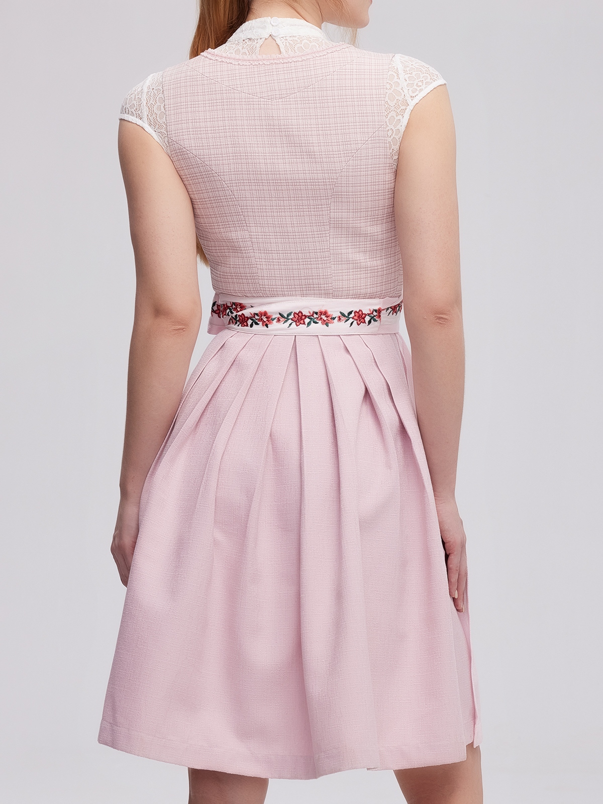 Modernes Dirndl in Rosa mit schlanker Silhouette