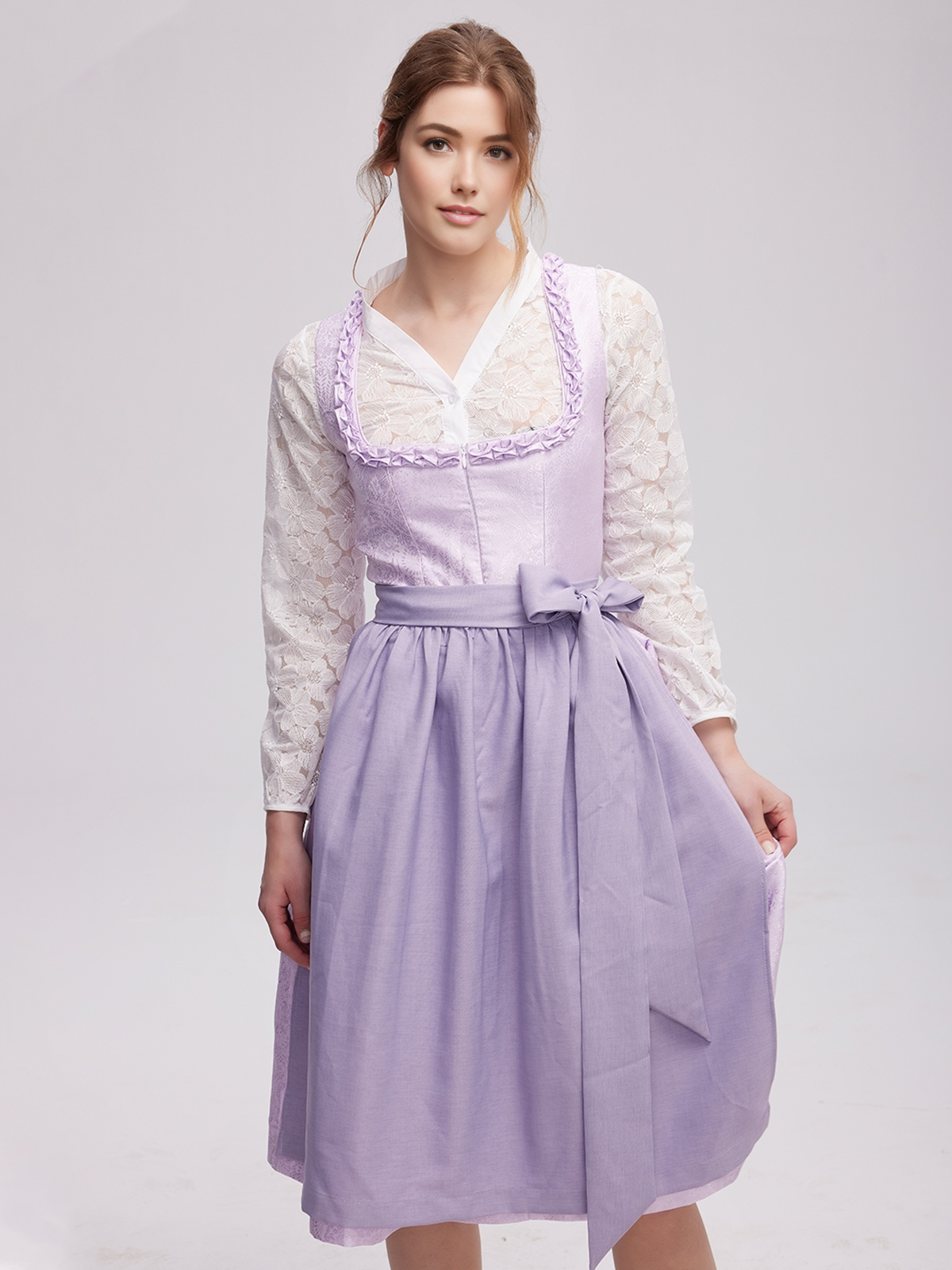 Modisches lila Dirndl mit kurzem Rock und Spitzenbluse