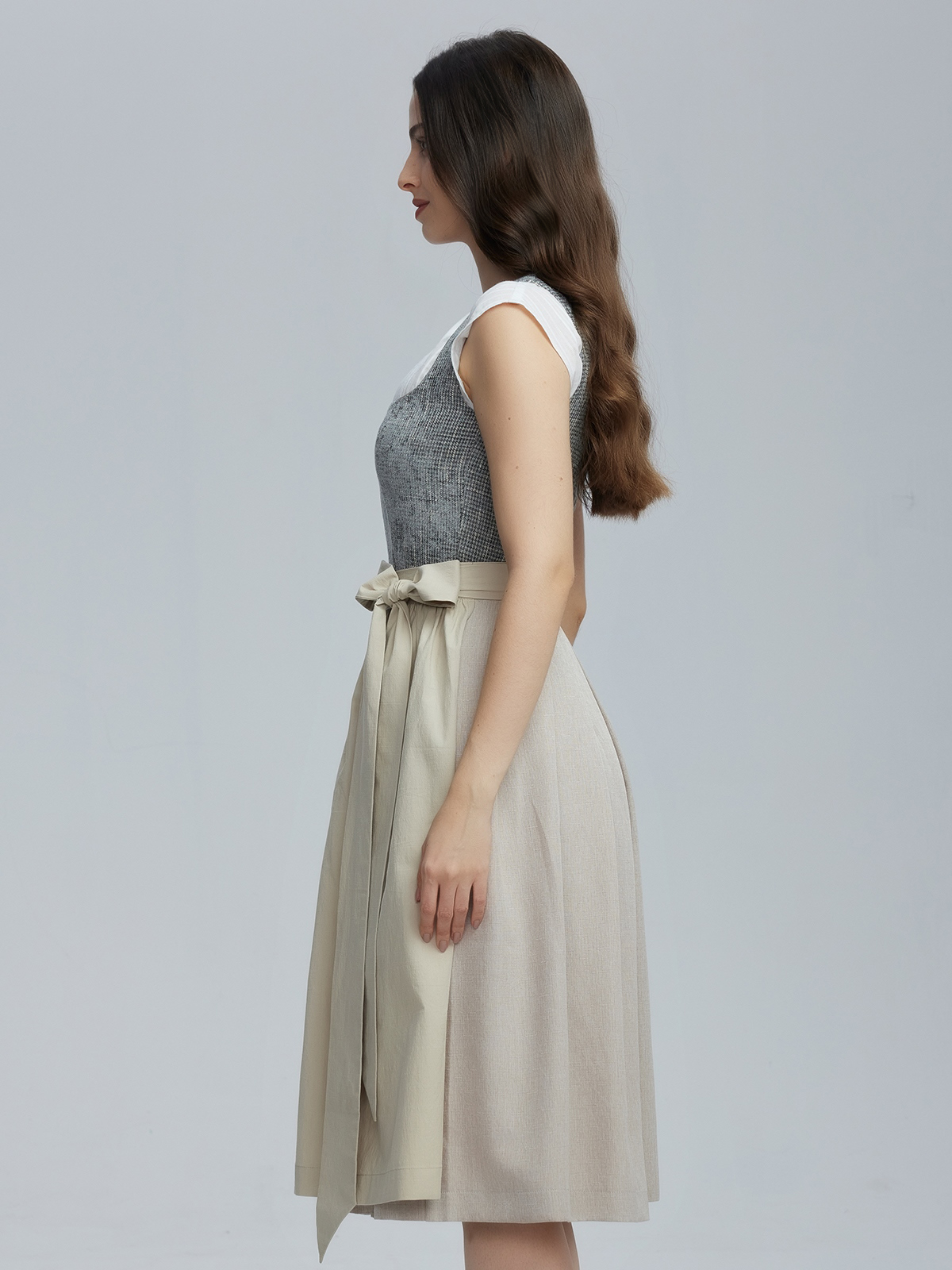Modernes Dirndl in Grün mit ungewöhnlichen Accessoires