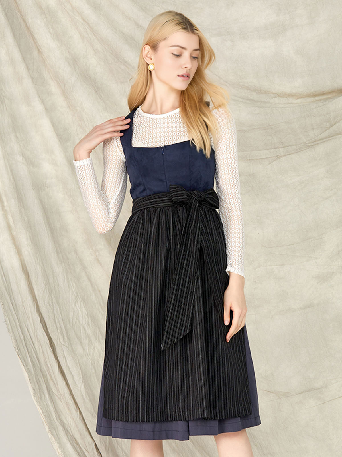 Dirndl in Blau und Schwarz