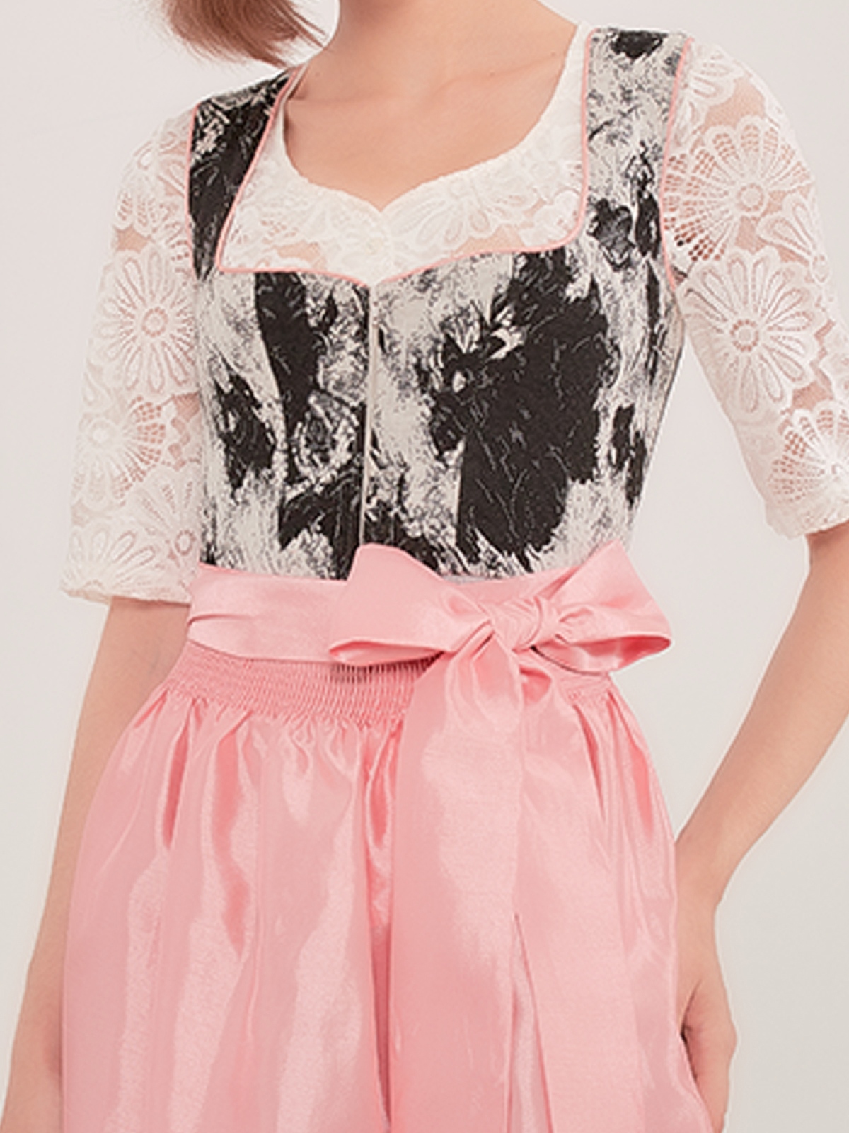 Dirndl in Schwarz mit modernem Schnitt